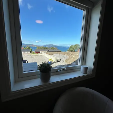 Apartment Med Sjoutsikt Pa Ulstein *